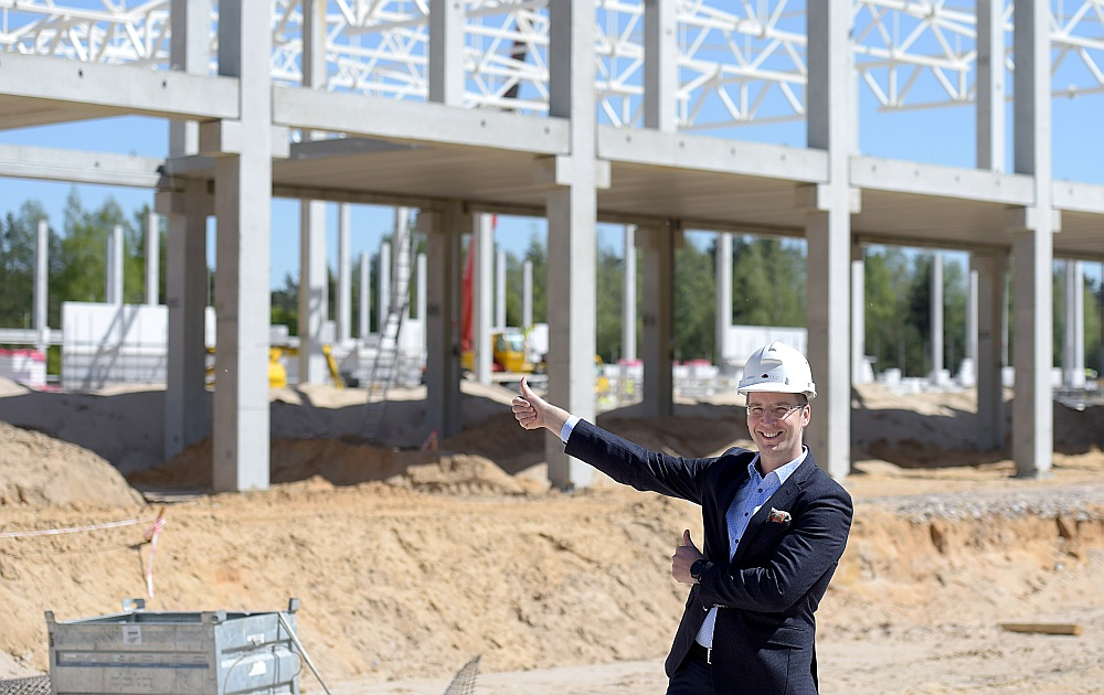 "Sirin Development" izpilddirektors Laurins Kuzavs pie viena no uzņēmuma loģistikas parku jaunbūves 2019. gadā. Pašlaik uzņēmums jau ir uzbūvējis un pārvalda divus loģistikas parkus Rumbulā un Mārupē, bet pie tā apstāties negrasās.