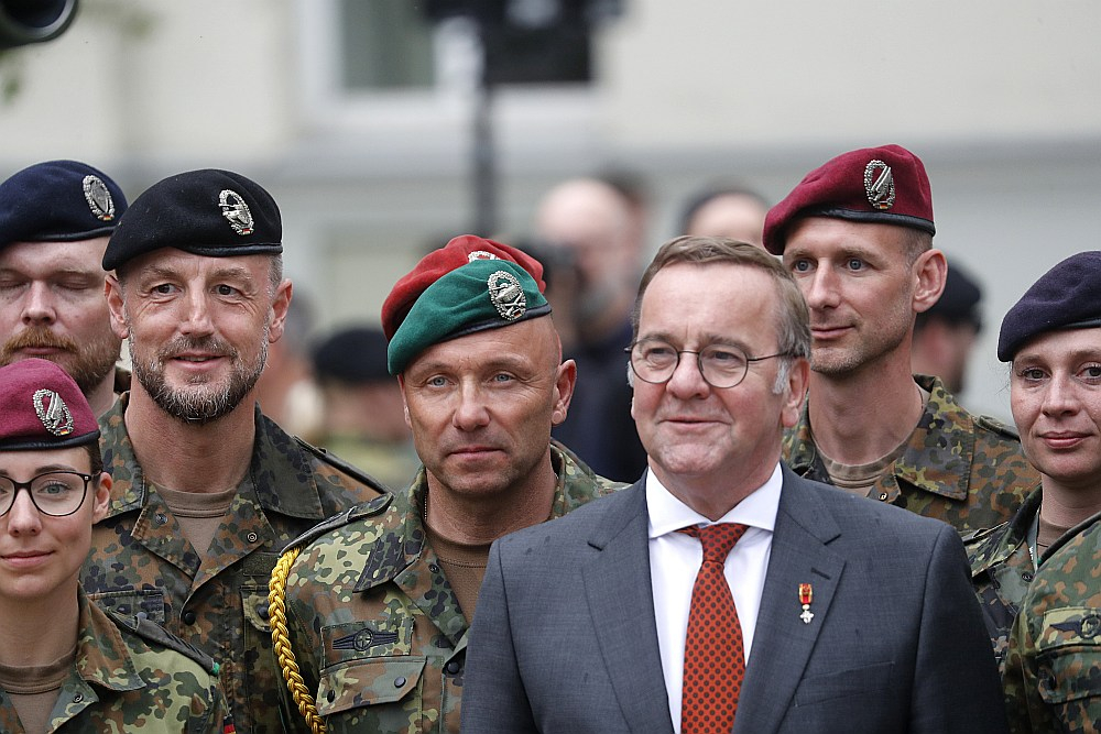 Vācijas aizsardzības ministrs Boriss Pistoriuss Vācijas brigādes inaugurācijas pasākumā Viļņā šā gada 22. maijā. Ministrs ir atzinis, ka Vācijai līdz šim nav izdevies nodrošināt pietiekamu karavīru skaitu saviem bruņotajiem spēkiem.