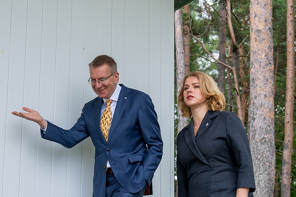 "Raujot ārā no konteksta kādus neizdiskutētus lēmumus, tas tikai tracina sabiedrību un nav nevienam par labu," pēc tikšanās ar valdības vadītāju Eviku Siliņu norādīja Valsts prezidents Edgars Rinkēvičs.