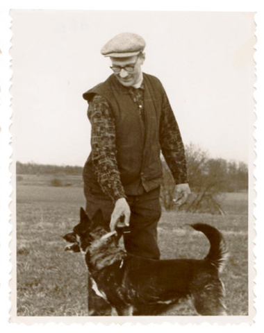 Miķelis Dabars un laika Naida, ko atveda no Karēlijas. Tur apņēmīgie kolhoznieki veda tirgot ābolus. Kucēnu iemainīja pret kasti ar āboliem. Naidas māte bija lāču medniece ar noplēstām ausīm. Saimnieks bijis tāds pats. Tā kā lāču pie mums nebija, Naida metās uz vāverēm un citiem kažokzvēriem. Negāja no koka nost līdz uzvarai. Laikam pa šiem 60 gadiem mūsu laikas ir mainījušās vai arī vāveru nav.