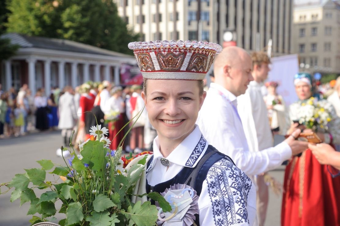 Skolu jaunatnes dziesmu un deju svētku gājiens.