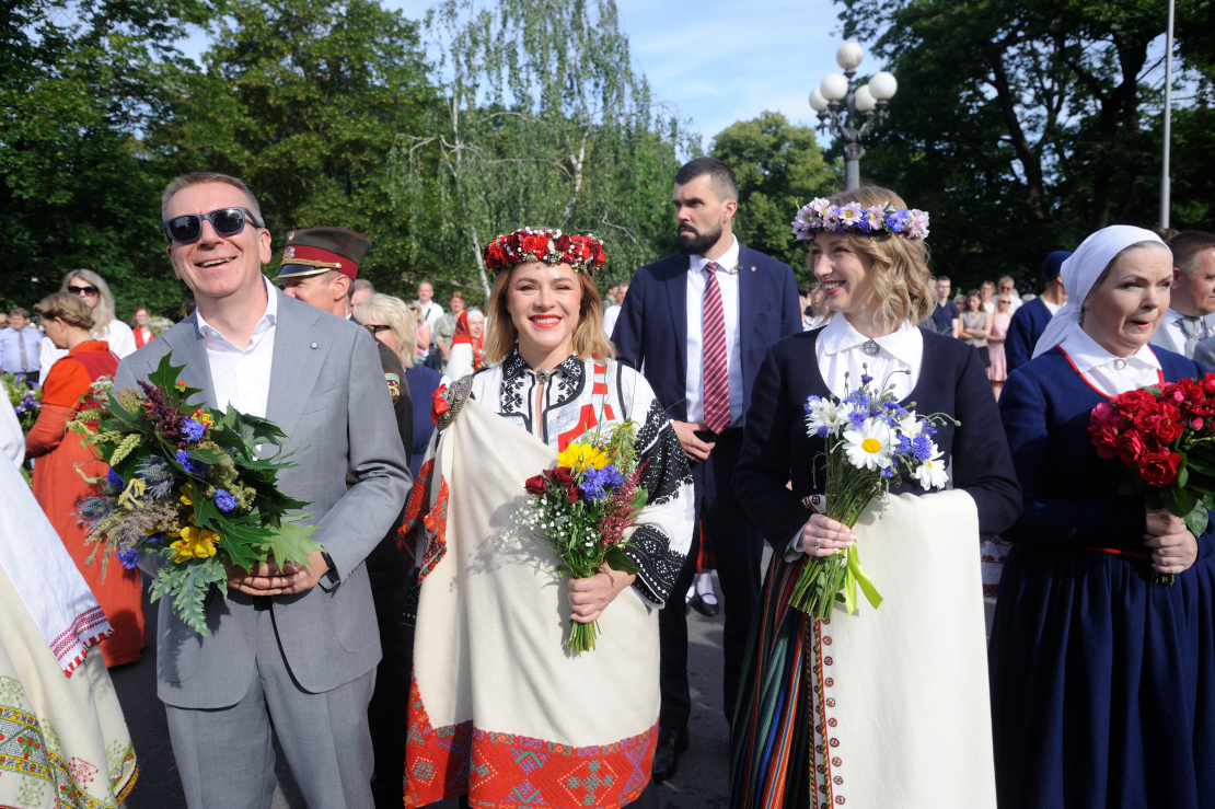 Skolu jaunatnes dziesmu un deju svētku gājiens.