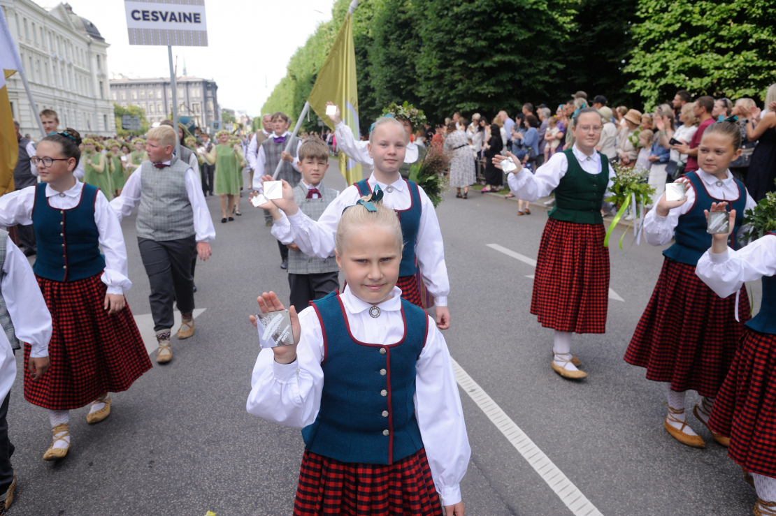 Skolu jaunatnes dziesmu un deju svētku gājiens.