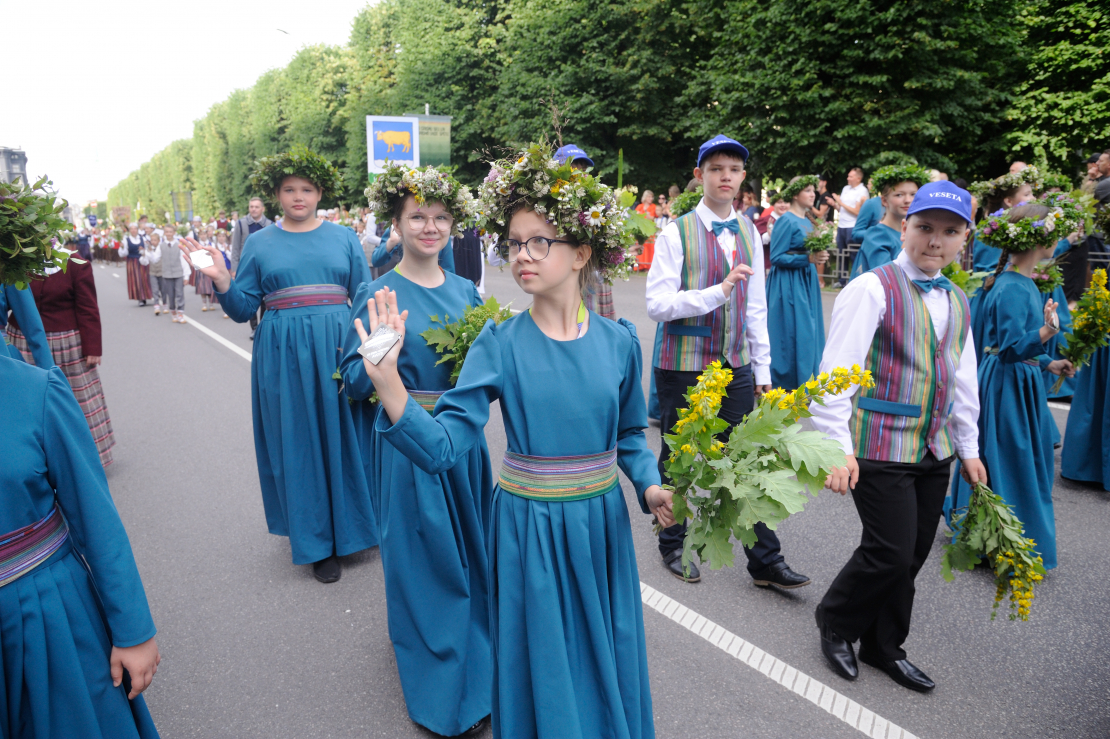 Skolu jaunatnes dziesmu un deju svētku gājiens.
