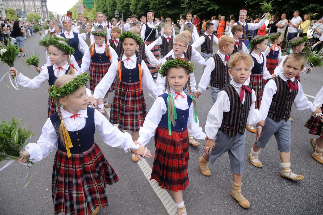 Skolu jaunatnes dziesmu un deju svētku gājiens.