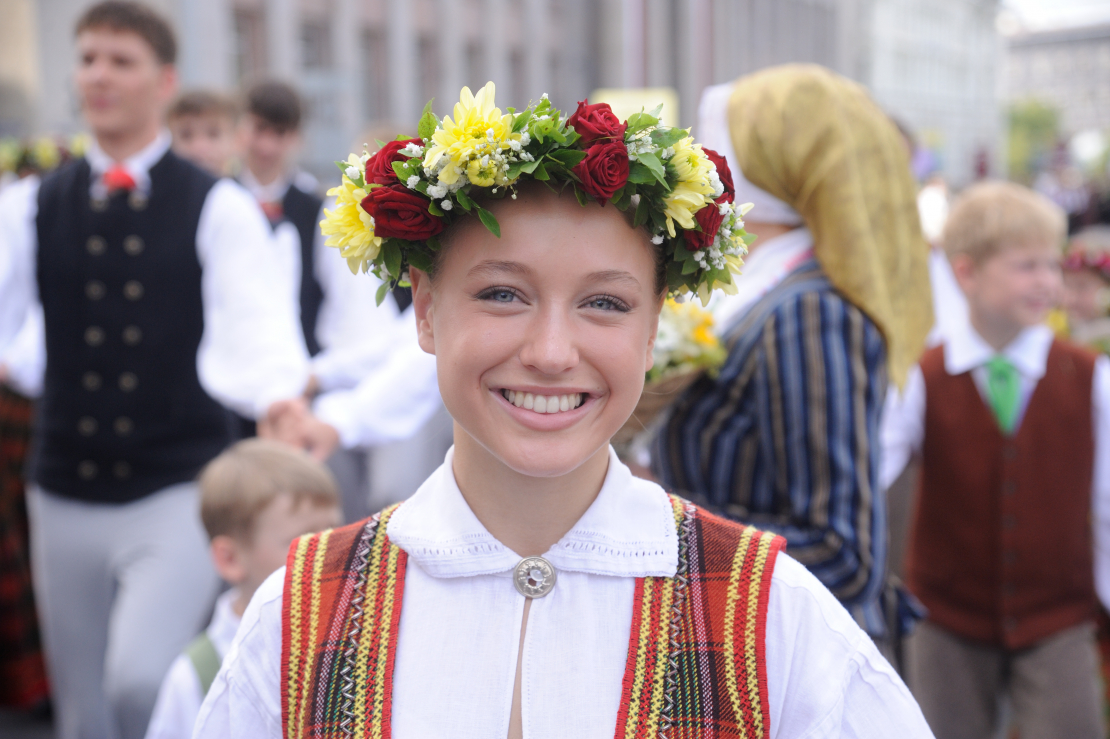 Skolu jaunatnes dziesmu un deju svētku gājiens.