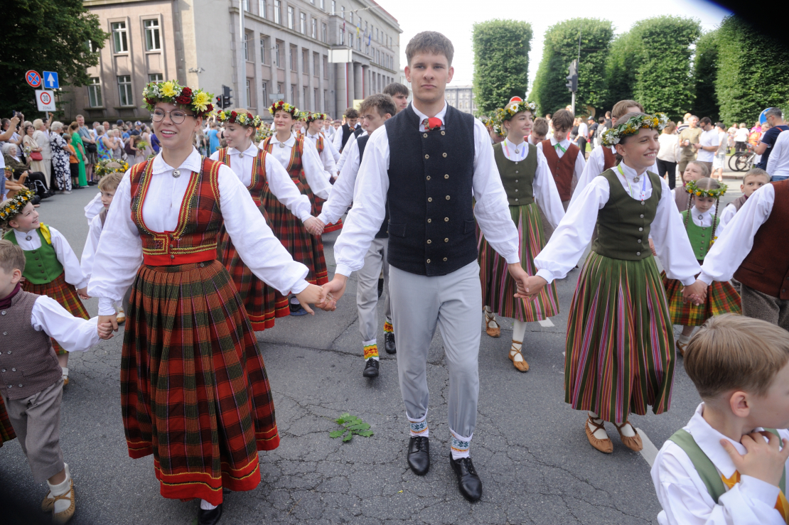 Skolu jaunatnes dziesmu un deju svētku gājiens.