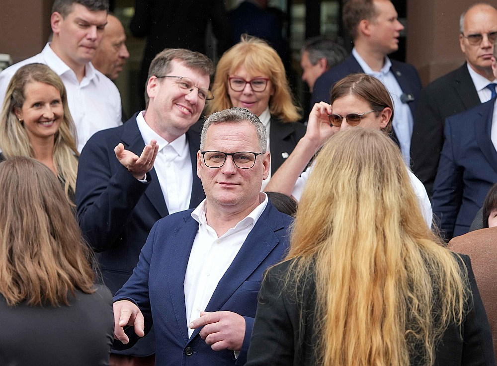 Viesturs Kleinbergs nav tipisks "Progresīvais" un arī pats ik pa laikam sevi raksturo kā konservatīvu. Taču, iespējams, tieši tas atviegloja viņa sadarbību domē ar pārējām latviskajām partijām.