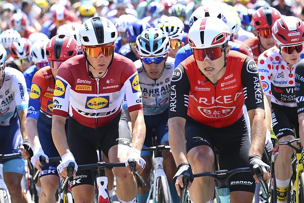 ZUMA PRESS/SCANPIX FOTO

Toms Skujiņš (pirmais no kreisās), kurš "Tour de France" startē Latvijas čempiona krekliņā, nereti ir redzams peletona priekšgalā, jo aktīvi strādā komandas līderu Matīasa Skjelmosa un Džonatana Milana labā.
