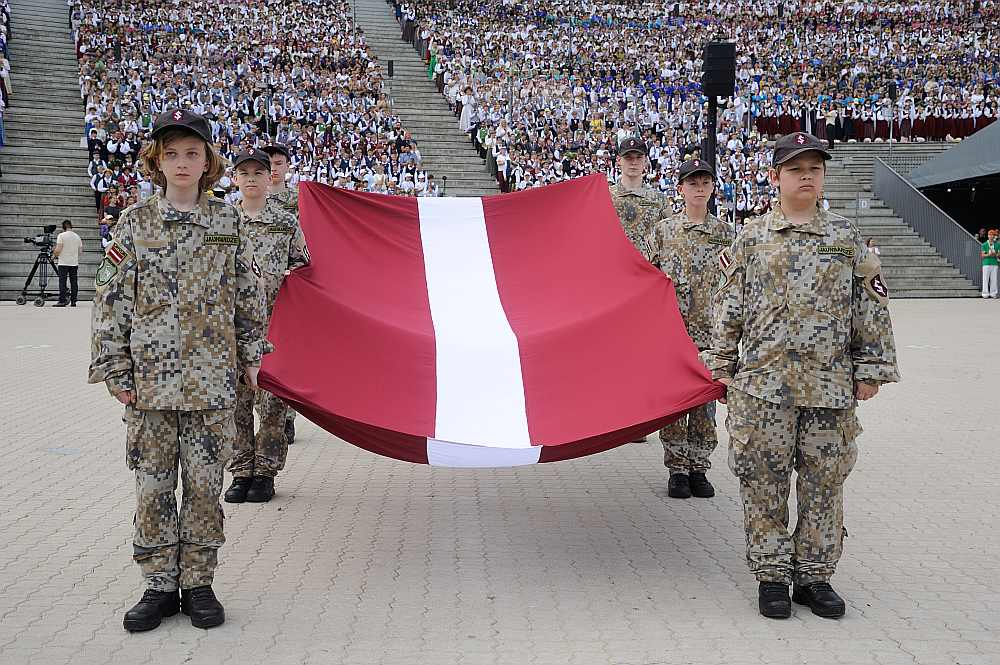Jaunsargi Mežaparka estrādē ienesa Latvijas valsts sarkanbaltsarkano karogu.