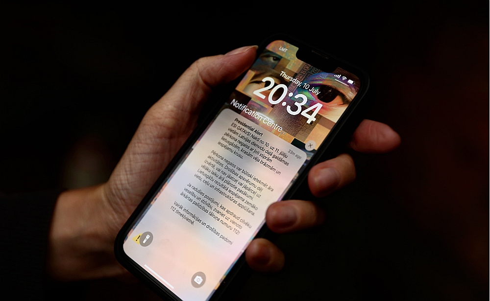 Daudzi bija pārsteigti, redzot savā telefonā uzrakstu angļu valodā "Presidential Alert", taču šajā gadījumā tas ir nevis kāds prezidenta vēstījums, bet brīdinājuma līmeņu starptautiskais iedalījums. Jāņem vērā, ka "Android" ierīcēs paziņojumu nosaukumi redzami latviešu valodā tikai tad, ja ierīcei ir pieejama un aktivizēta latviešu valodas lietotāja saskarne. "Apple" ierīcēs šobrīd pilnvērtīga latviešu valodas saskarne nav pieejama, tāpēc paziņojumu nosaukumi būs redzami angļu vai lietotāja izvēlētajā valodā.