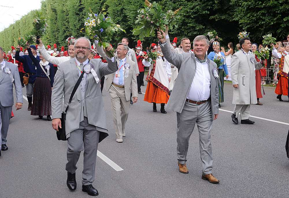 Virsdiriģenti Māris Sirmais un Romāns Vanags Skolēnu dziesmu svētku gājienā.