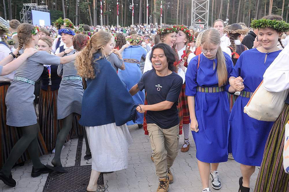 Sadziedoties pēc svētkiem, netrūka ne folkloras noskaņu, ne "Čikāgas piecīšu" intonāciju, ne arī mūsdienu autoru mūzikas.