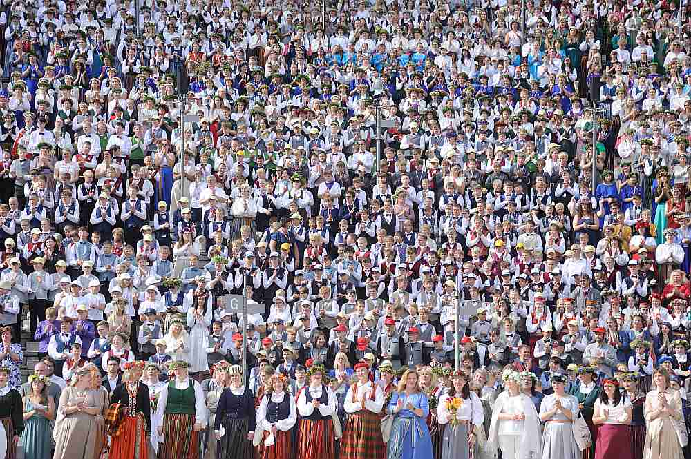Kopkorī dziedāja gandrīz 12 000 dziedātāju.