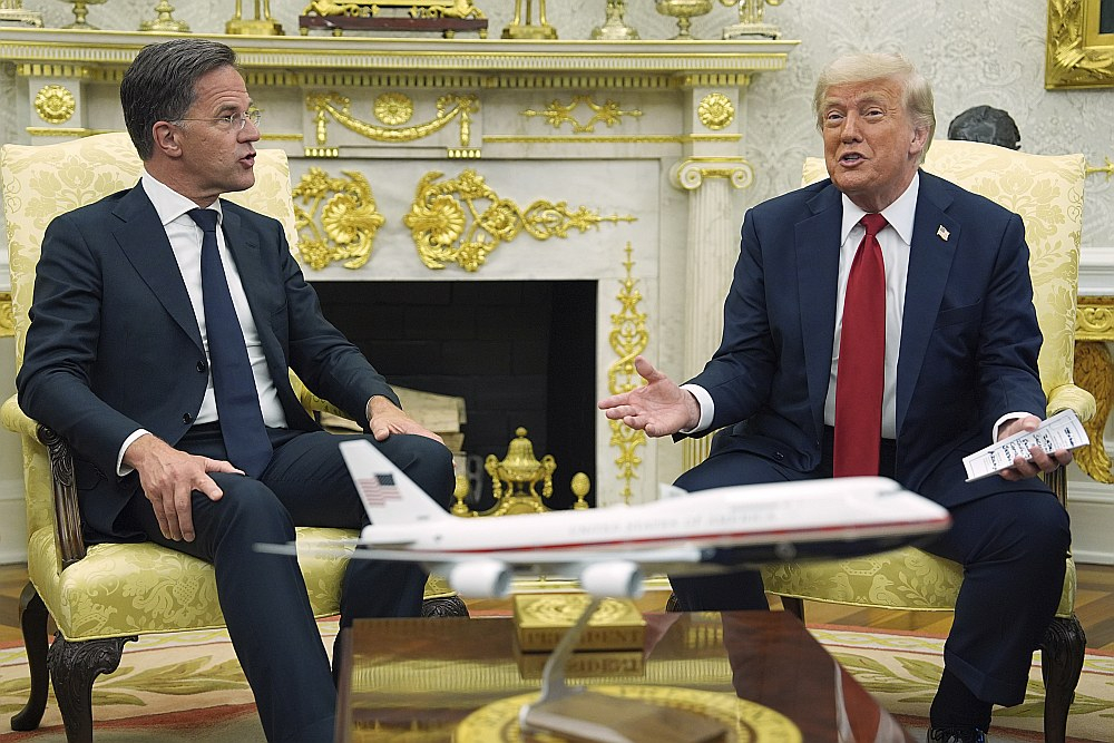 ASV prezidents Donalds Tramps (no labās) pirmdien Baltajā namā tikās ar NATO ģenerālsekretāru Marku Riti un paziņoja, ka Savienoto Valstu bruņojums tiks piegādāts Ukrainai, bet par to maksās alianses citas dalībvalstis.
