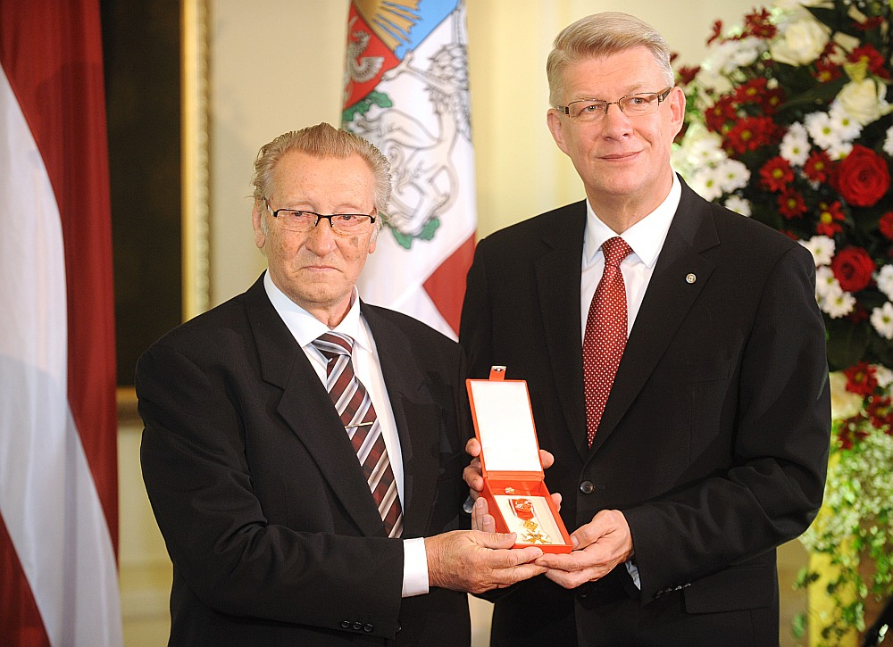 Valsts prezidents Valdis Zatlers (no labās) 2010. gadā pasniedz valsts apbalvojumu – Atzinības krustu – Latvijas Universitātes profesoram Uldim Krastiņam par mūža ieguldījumu krimināltiesisko zinātņu attīstībā Latvijā un jauno juristu izglītībā.