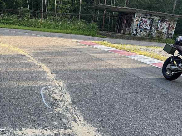 Biķernieku trase motobraucējiem pēc veiktā remonta – plaisu un šuvju lāpīšanas – kļuvusi bīstama.