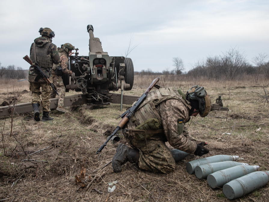 Ukrainas bruņoto spēku artilēristi apšauda Krievijas pozīcijas
netālu no Bahmutas.