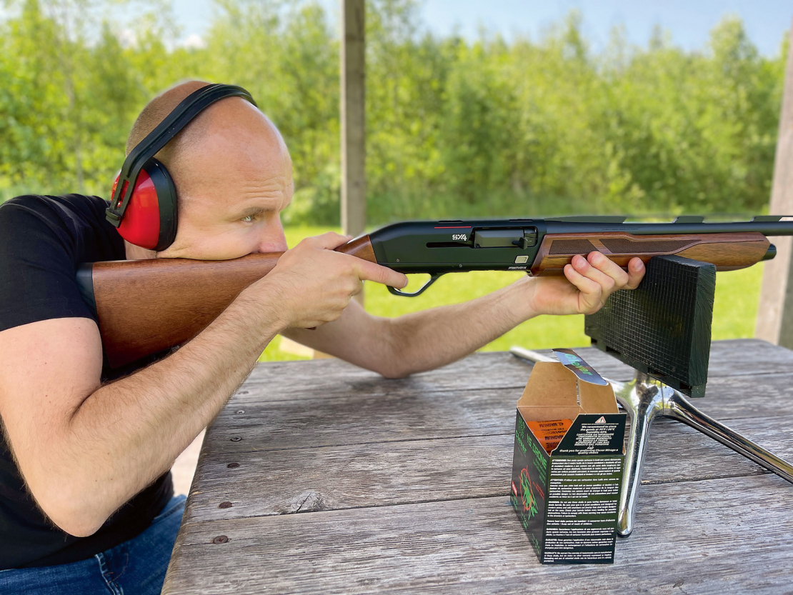 Veikala "Huberts" pārstāvis Armands Reķis, testējot munīciju.