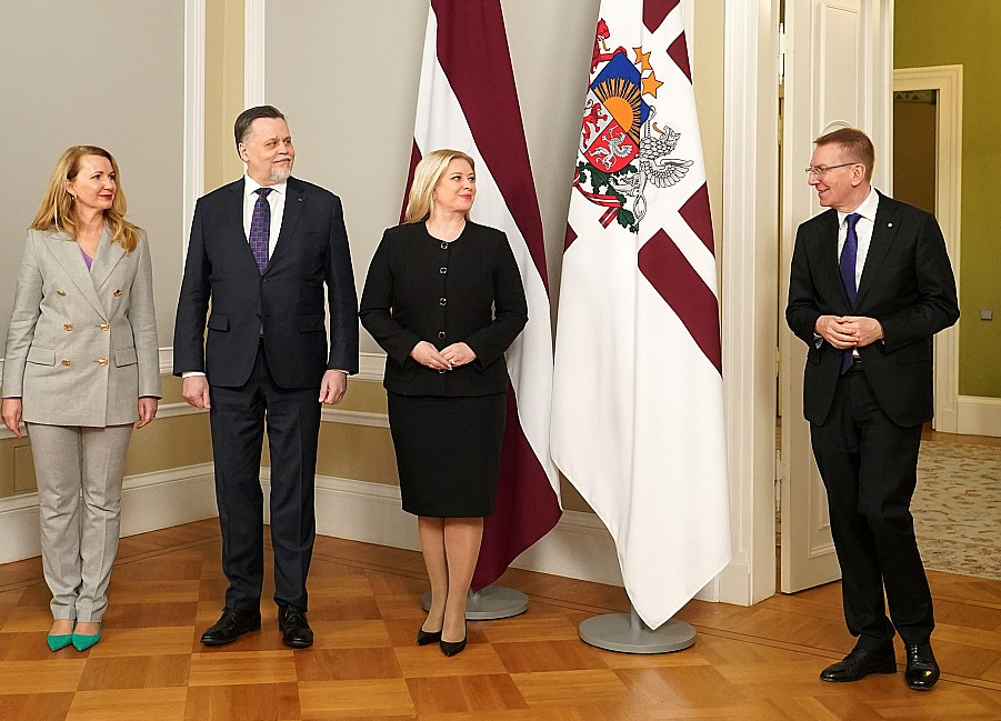 Valsts prezidents Edgars Rinkēvičs (no labās) ar Tieslietu padomes locekļiem – Satversmes tiesas priekšsēdētāju Irēnu Kucinu, Augstākās tiesas priekšsēdētāju Aigaru Strupišu, kurš ir padomes vadītājs, un tieslietu ministri Inesi Lībiņu-Egneri. Prezidenta aicinājums pasteigties ar nākamā ģenerālprokurora izvēli padomē nav atradis dzirdīgas ausis.