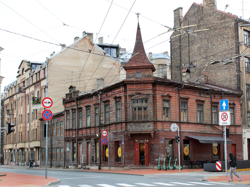 Sastopamas arī koka ēkas, kas var lepoties ar izsmalcinātu ornamentāciju un tornīšiem. Viens no tādiem – Avotu ielā 75, celts 1900. gadā pēc Konstantīna Pēkšēna projekta.