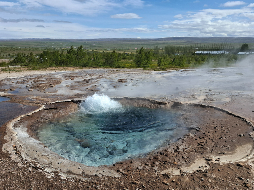Viens no tūristu visapmeklētākajiem dabas objektiem Islandē ir Geizeru
parks. 