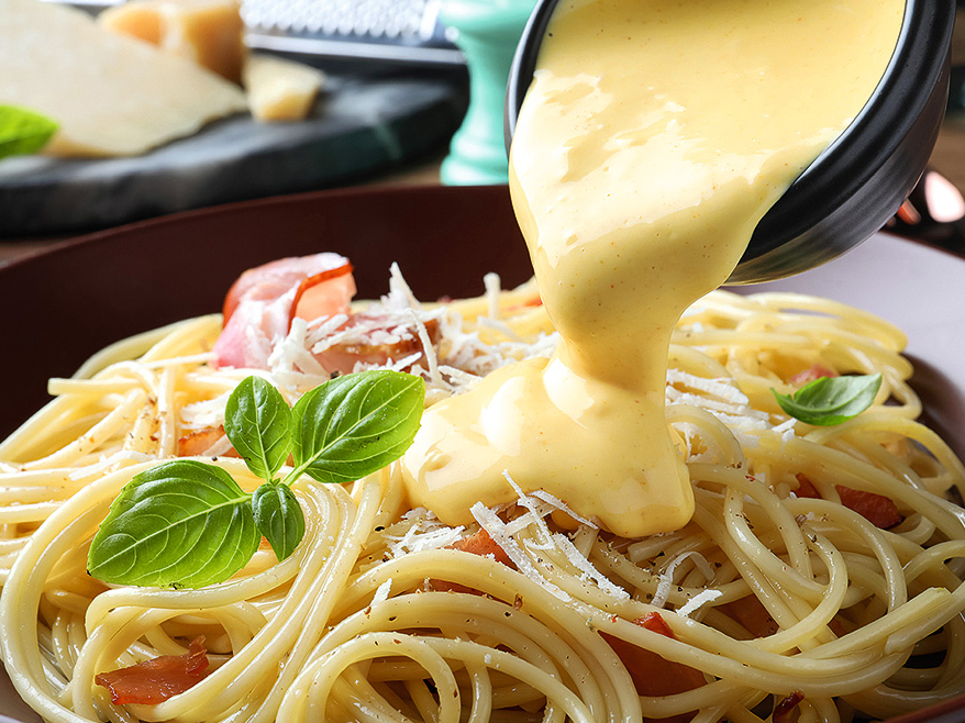 Spageti ar triju sieru mērci.