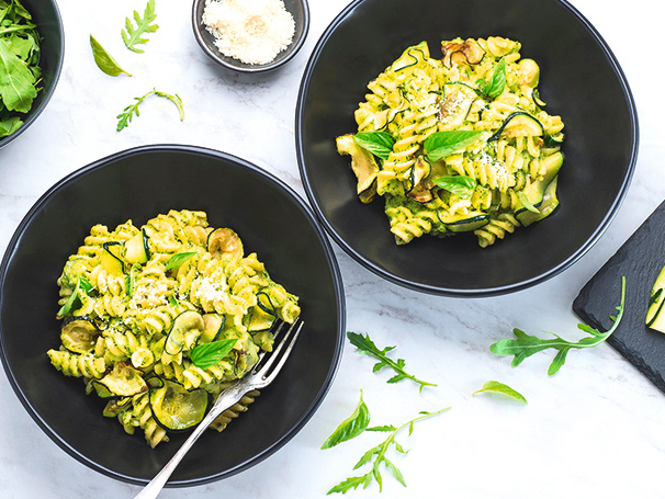 Fusilli ar cukīni un ķiplokiem.