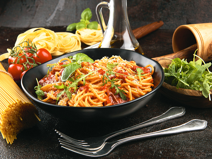 Spageti ar rukolu un kaltētiem tomātiem.