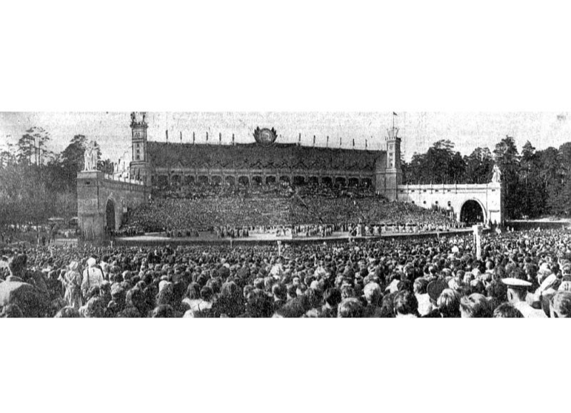 Mežaparka estrāde 1955. gada Dziesmu svētkos.