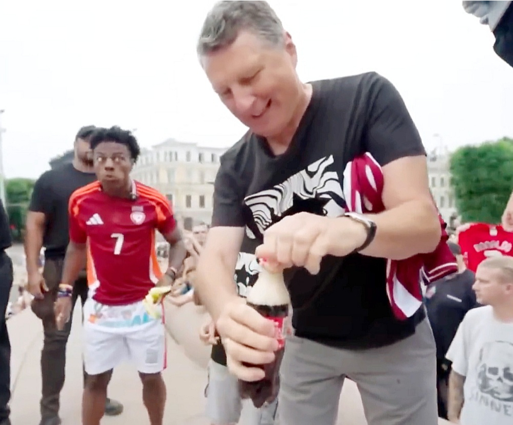 Kad Raimonds Vējonis mēģina attaisīt kolas pudeli, tās saturs izšļakstījās, atstājot uz pieminekļa traipus.
