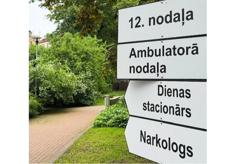 Veselības ministrija cer, ka, zem viena jumta apvienojot sešas valsts psihoneiroloģiskās slimnīcas, varēs uzlabot arī pacientu ārstēšanu. Taču daļa ārstu uzskata, ka slimnīcu pārvaldības maiņa vēl vairāk apgrūtinās pacientu piekļuvi psihiatriem.