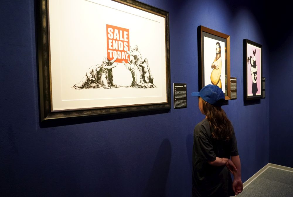 Ielu mākslinieka "Banksy" neautorizēto darbu izstādes "The Mystery Of Banksy. A Genius Mind" atklāšanas pasākums Vidzemes tirgū.