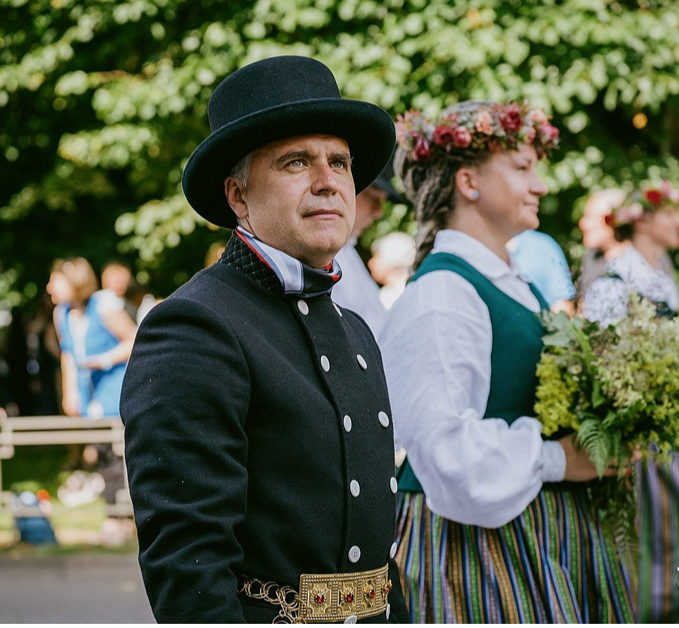 Mārupes novada pašvaldību tagad vada iepriekšējā sasaukumā opozīcijā strādājušais Aivars Osītis no "Latvijas attīstībai". Attēlā: Aivars Osītis Skolu jaunatnes dziesmu un deju svētku dalībnieku gājienā Rīgā šā gada 13. jūlijā.
