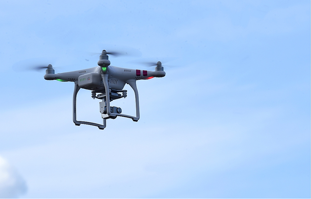 FPV drons, kas var lidot taisnā līnijā, ātri noķers savu izvēlēto mērķi.
