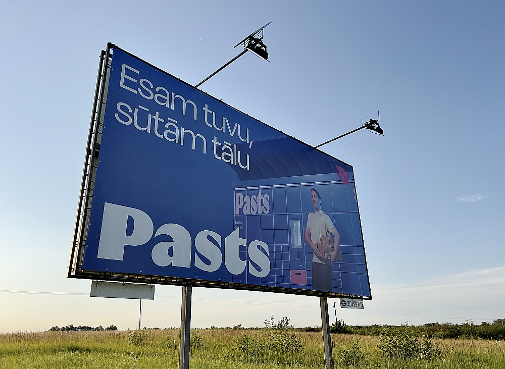 "Latvijas Pasts" savu jauno tēlu reklamē uz lieliem plakātiem arī lielceļu malās.