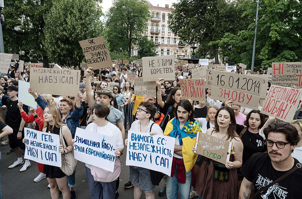 Kijivā otrdienas vakarā protesta akcijas dalībnieki aicināja Ukrainas prezidentu Volodimiru Zelenski uzlikt veto parlamenta lēmumam, kas paredz korupcijas apkarošanas iestāžu neatkarības vājināšanu.