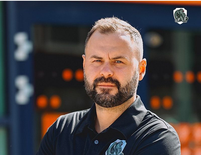 Edgars Brancis ir ieguvis trenera izglītību LSPA un par bērnu un jauniešu hokeja treneri strādājis kopš 2018. gada. Nu viņam kopā ar visu Liepājas hokeju jauns izaicinājums – atgriešanās Latvijas čempionāta virslīgā.