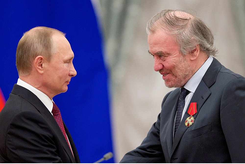 Diriģentu Valēriju Gergijevu, kurš kopš 2023. gada decembra vada Maskavas Lielo teātri, ar Krievijas diktatoru Vladimiru Putinu saista gadu desmitiem sena draudzība. Gergijevs ir viens no sankcionētajiem Krievijas māksliniekiem, kas, iespējams, jau šogad atgriezīsies uz Eiropas skatuvēm.
