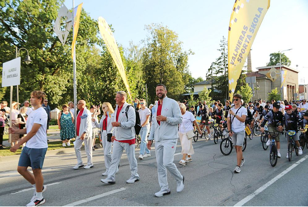Valmieras svētku gājiens vienmēr bijis krāšņs, un tajā ar prieku piedalās arī jaunie sportisti un viņu nopelniem bagātie treneri.