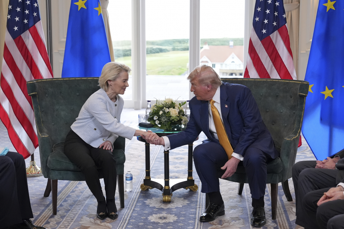 Prezidents Donalds Tramps spiež roku Eiropas Komisijas priekšsēdētājai Urzulai fon der Leienai, viņiem tiekoties Trampa golfa laukumā "Trump Turnberry" Tērnberijā, Skotijā, svētdien, 2025. gada 27. jūlijā.