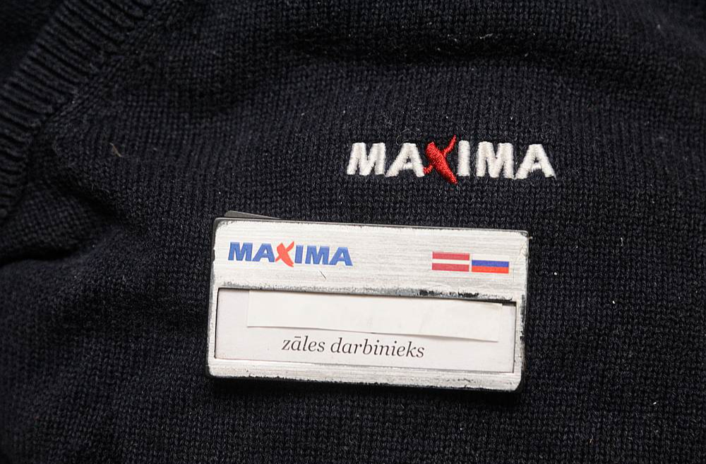 "Maxima Latvija" darbiniekiem piespraudēs attēloti arī to valstu karogi, kuru valodu zinot darbinieks. Taču ne visi darbinieki ir mierā, ka pie sava vārda uz krūtīm jānēsā arī agresorvalsts karogs.