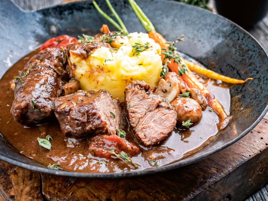 Alū sautēti cūku vaigi ar biezeni.