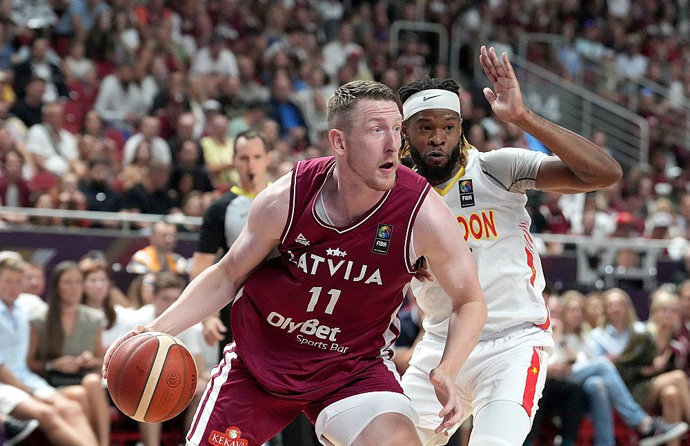 Rolands Šmits ir Latvijas apmaksātākais basketbolists, neskaitot Kristapu Porziņģi. Informācija gan ir neoficiāla, bet zinātāji runā, ka Stambulas "Anadolu Efes" viņam maksā 1,2 miljonus eiro sezonā. Valmierietim līgums ar Turcijas grandu ir spēkā uz vēl vienu gadu.