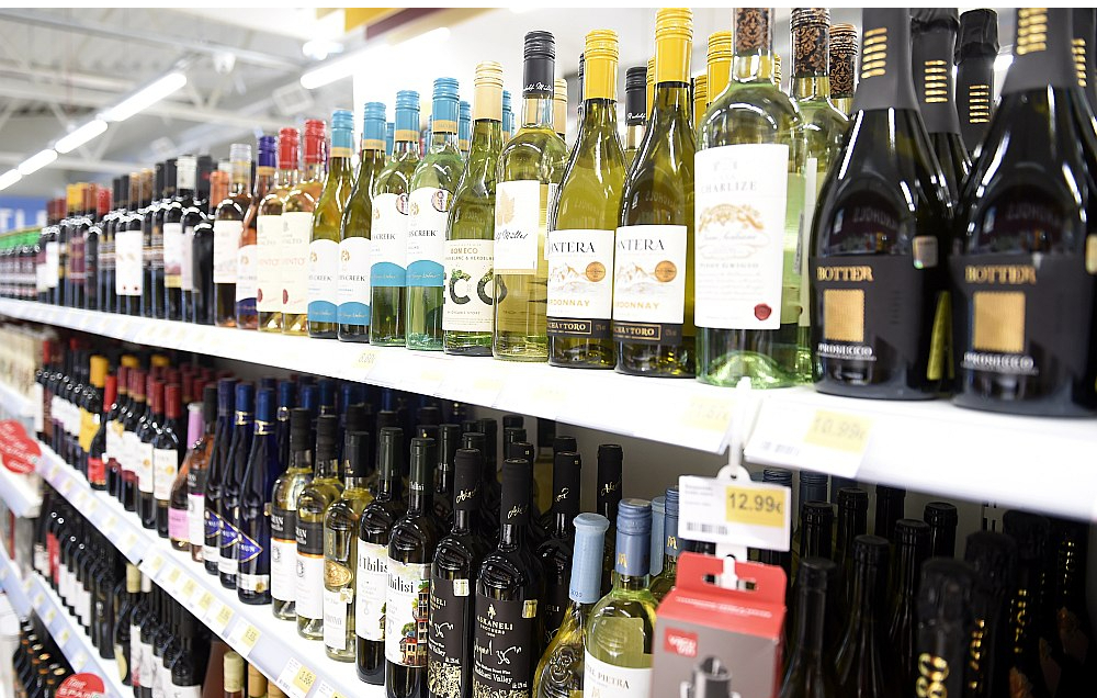 Gada sākumā Saeima pēc karstām debatēm pieņēma grozījumus Alkoholisko dzērienu aprites likumā, cerot, ka tie varētu palīdzēt cīņā ar alkoholismu sabiedrībā. Rīt lielākā daļa jauno alkohola tirdzniecības ierobežojumu stājas spēkā.
