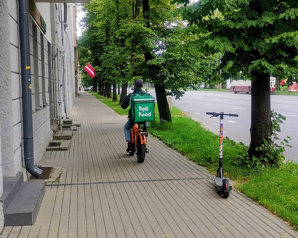 Tiem "Bolt Food" partnerkurjeriem, kuri noteiktajā laikā nebija pabeiguši higiēnas prasību kursu, uzņēmums uz laiku liedzis iespēju veikt ēdiena piegādes. Šī pieeja ļāvusi nodrošināt, ka visi aktīvie "Bolt Food" kurjeri ir atbilstoši sagatavoti un var sniegt pakalpojumu ar izpratni par higiēnas prasībām.