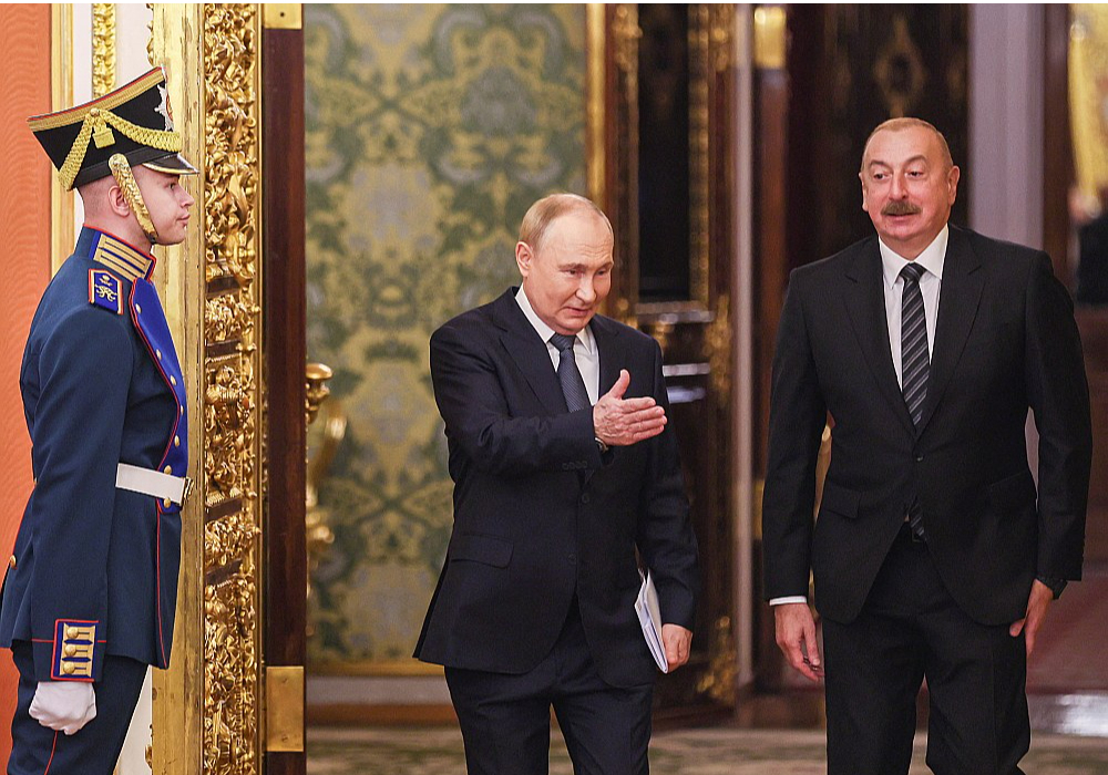 Kopš pagājušā gada nogales Ilhams Alijevs (no labās) sācis adresēt arvien iznīcinošus tekstus Krievijai, bet Putins Azerbaidžānas presē salīdzināts ar Staļinu.