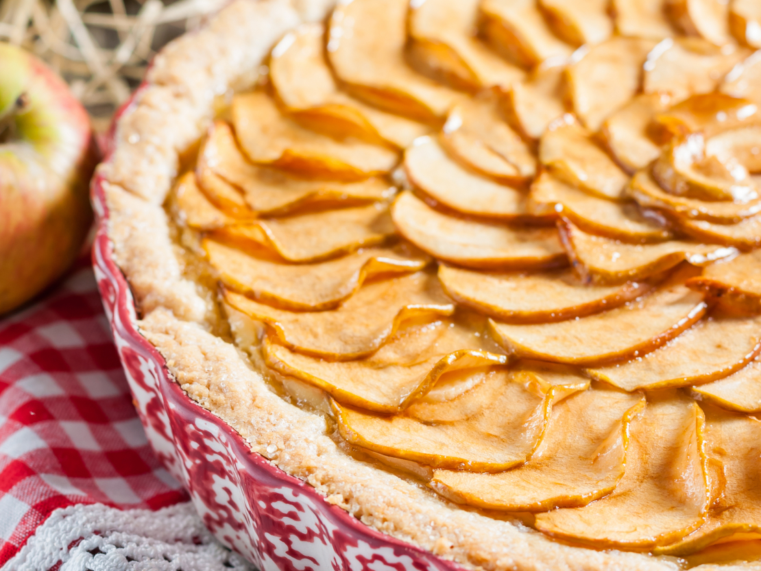Biezpiena mīklas un ābolu tarte.