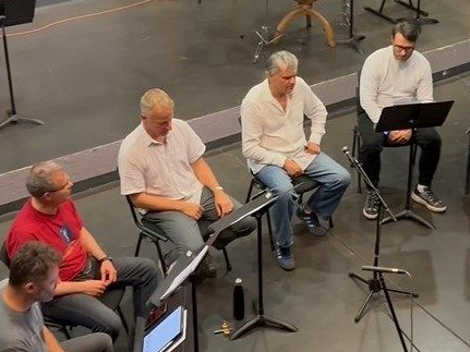 Ainars Mielavs izpilda dziesmu “Ai, jel manu vieglu prātu” a cappella versijā kopā ar vīru vokālo grupu “Schola Cantorum Riga”.