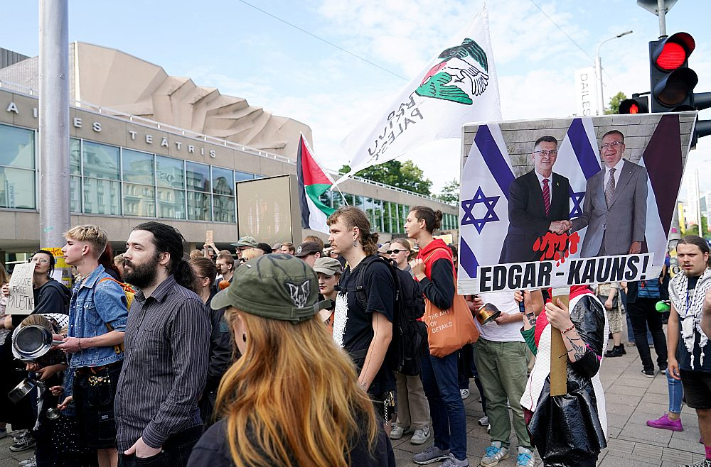 Piektdien, 1. augustā, Rīgā notika gājiens no Dailes teātra līdz laukumam pie Rīgas Kongresu nama. Gājienu organizēja kustība "Par brīvu Palestīnu". Kā iepriekš postulēja organizatori, "protesta mērķis ir pieprasīt Latvijas valdībai pārtraukt līdzdalību Izraēlas noziegumos". Tāpat gājiena dalībnieki iestājās "par taisnīgumu, atbildību un pilnīgu palestīniešu tiesību atzīšanu". Organizatori aicināja protesta apmeklētājus "radīt troksni par Gazu, ņemot līdzi un dauzot katlus un pannas – protesta simbolu, ko visā pasaulē izmanto, lai pievērstu uzmanību Izraēlas blokādes radītajam badam Palestīnā".